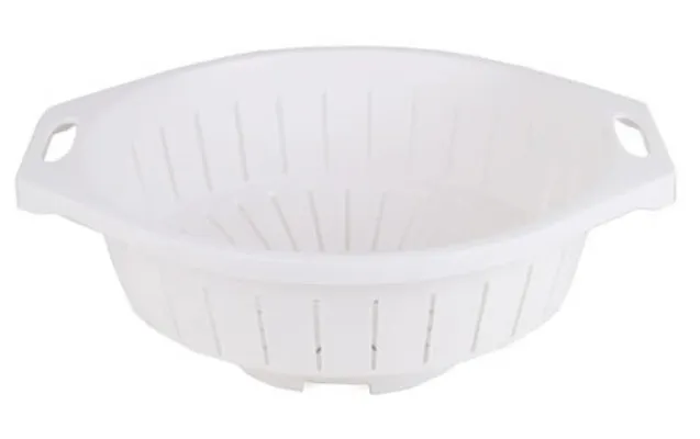 PLASTIC COLANDER 10-1/2